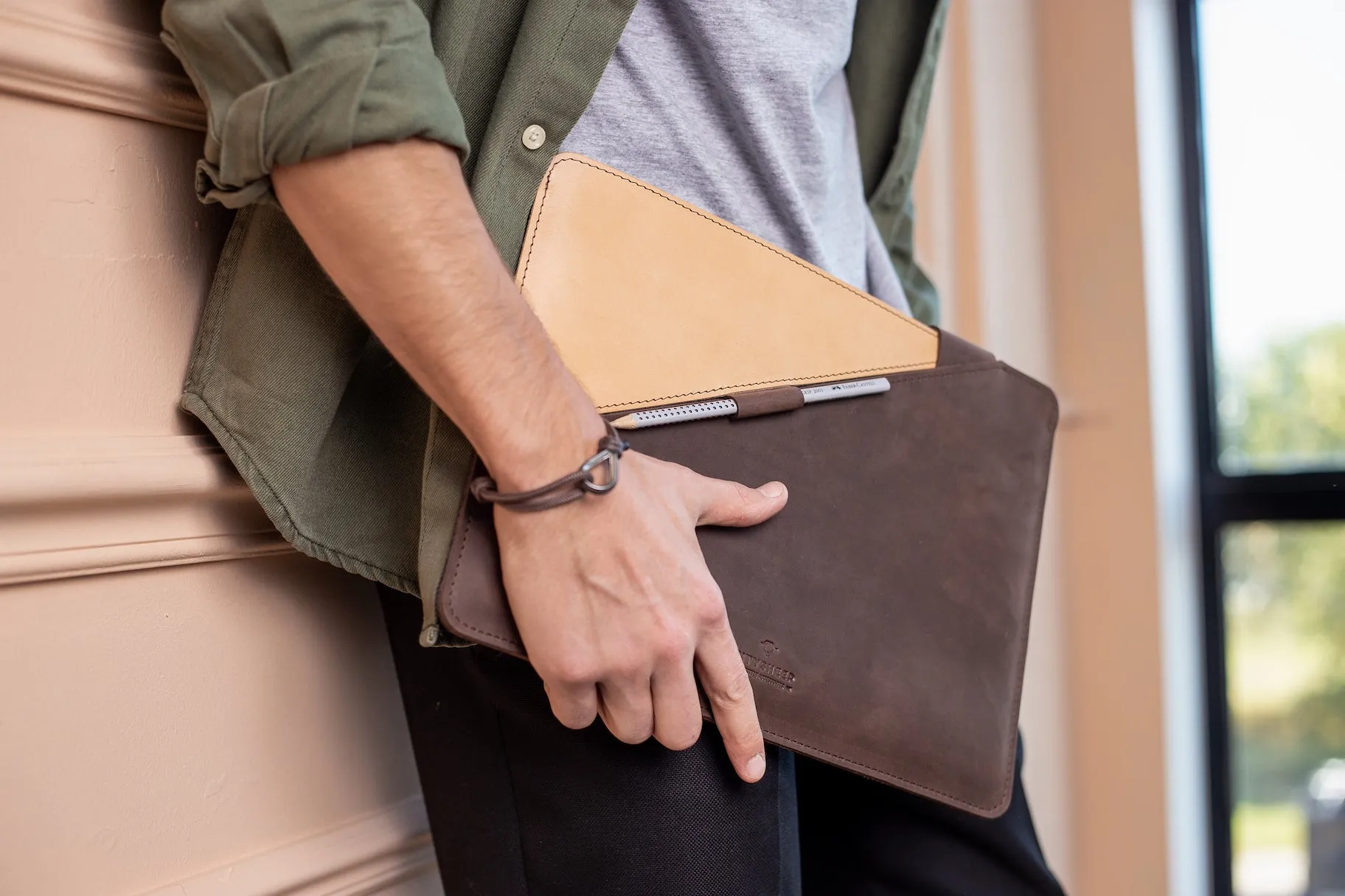 SLIM FIT iPad Case/ Oak Brown/