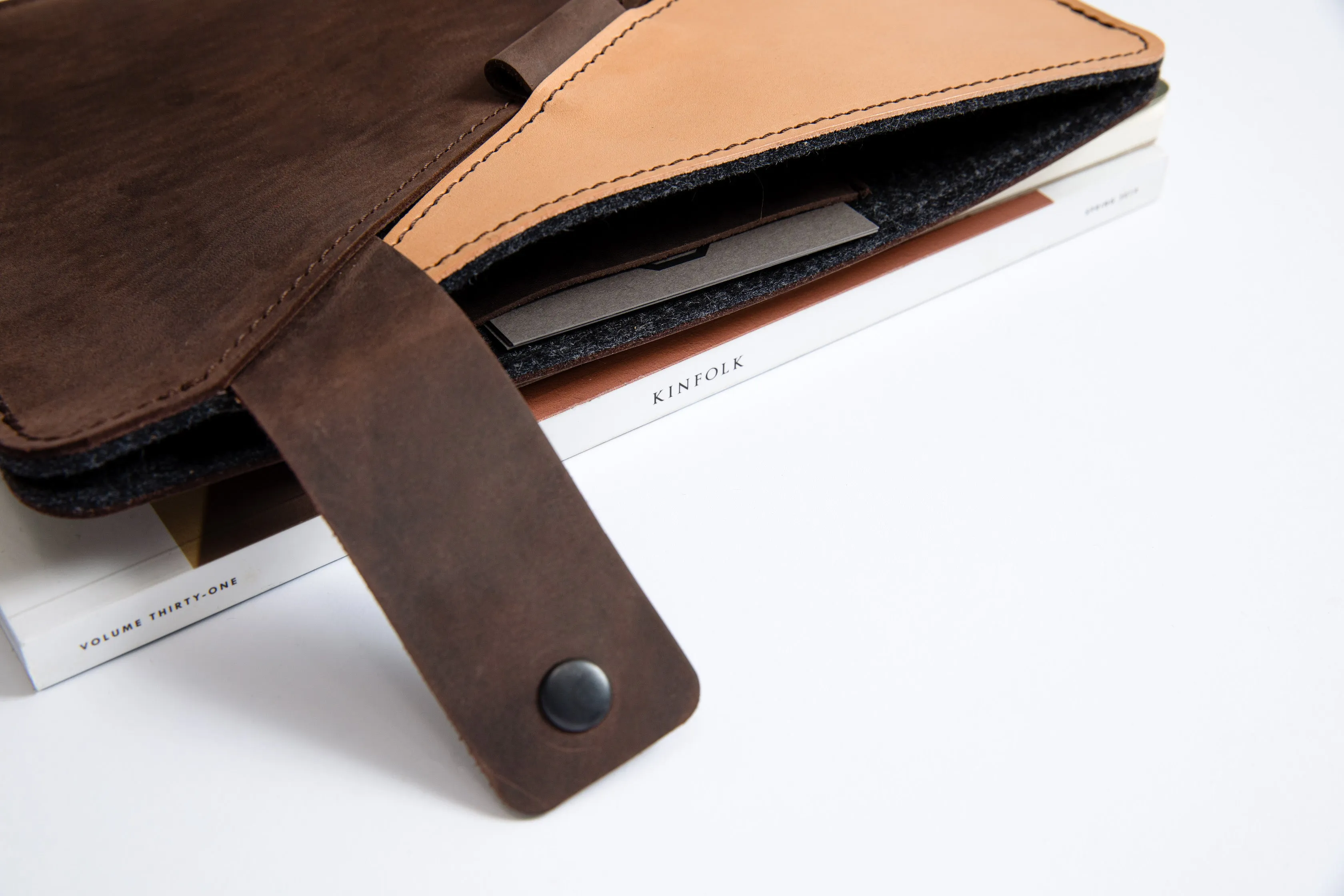 SLIM FIT iPad Case/ Oak Brown/